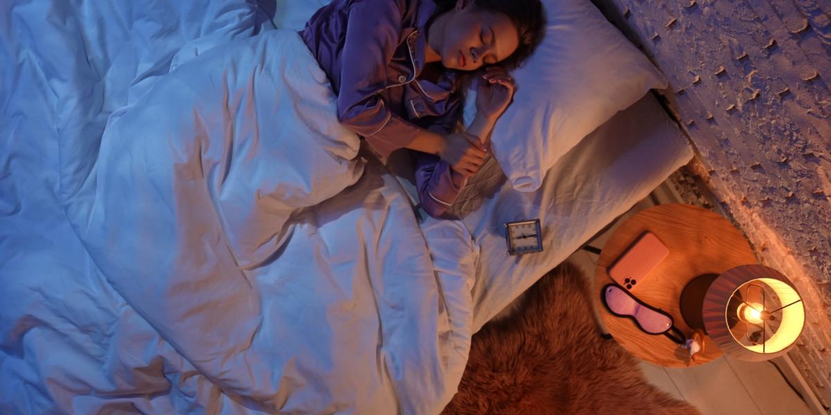 A szervezet alvás közben töltődik fel energiával, lefekvés előtt legalább egy órával érdemes félretenni a telefont és a számítógépet