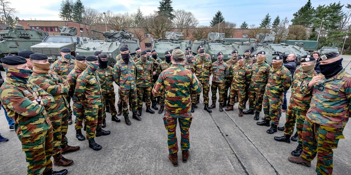 Eligazítás a Marche-en-Famenne melletti katonai táborban - Korábbi felvétel 