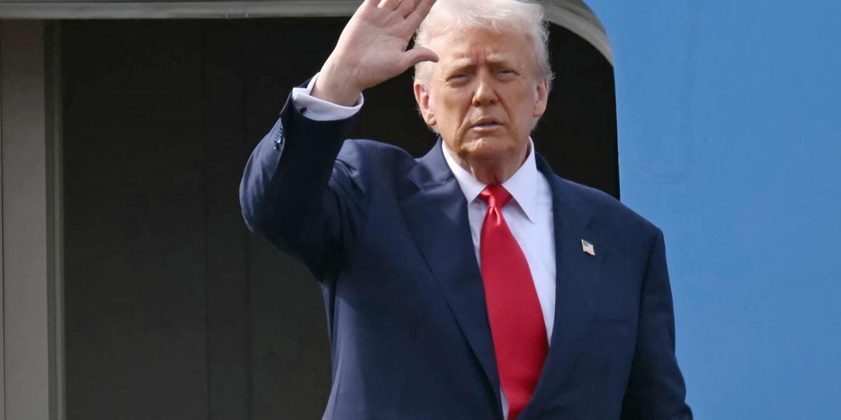 Donald Trump amerikai elnök felszáll az Air Force One-ra, miután megbeszélést folytatott Hszi Csin-ping kínai elnökkel a dél-koreai Kjongdzsuban