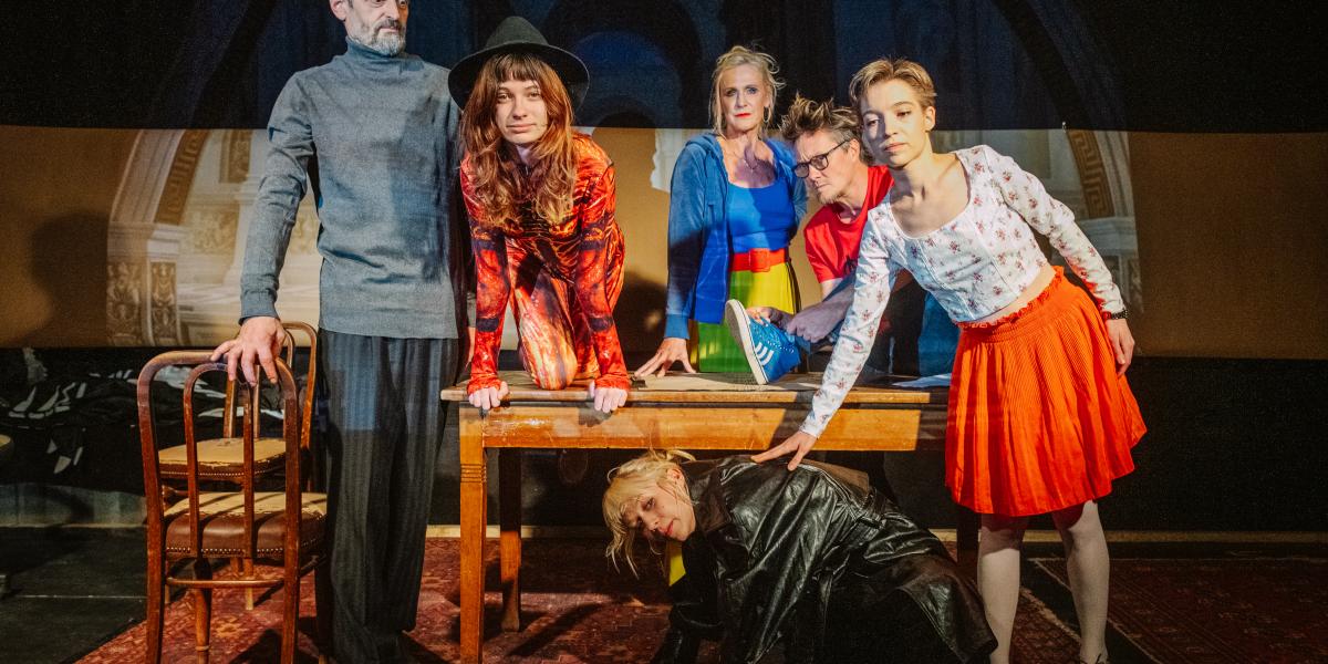 A Budapesti Anarchista Színház csapata görbe tükröt mutat a magyar alternatív színháznak