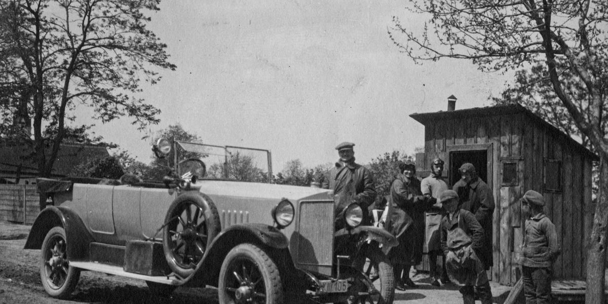 Liechtenstein János herceg és Andrássy Marica grófnő autója a hegyeshalmi határállomáson