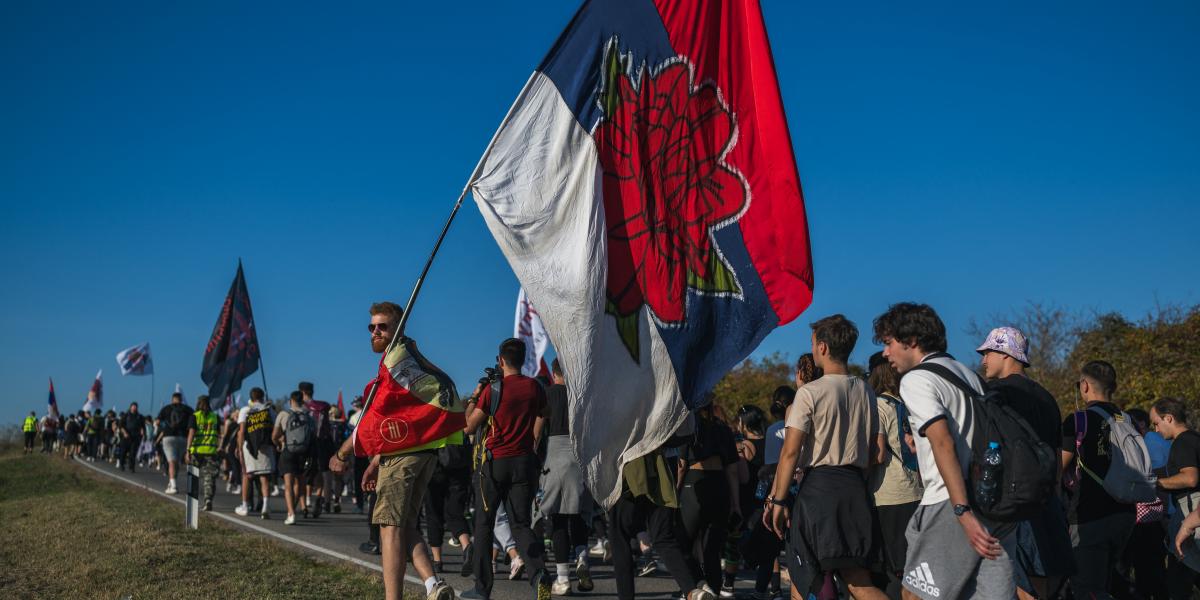 Becslések szerint most tízszer annyian menetelnek Belgrádból Újvidékre, mint februárban
