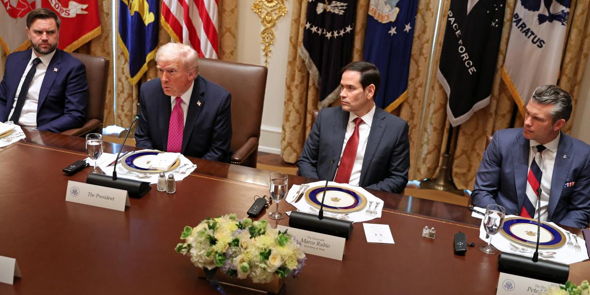 JD Vance alelnök, Donald Trump, Marco Ribio külügyminiszter és Pete Hegseth védelmi miniszter 2025. október 17-én a Volopdimir Zelenszkijjel tartott találkozón