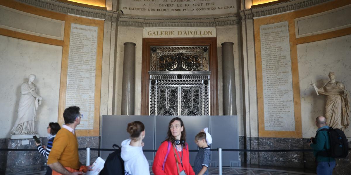 Az Apollón-galéria bejárata a Louvre-ban. Alábecsülték a biztonsági kockázatokat