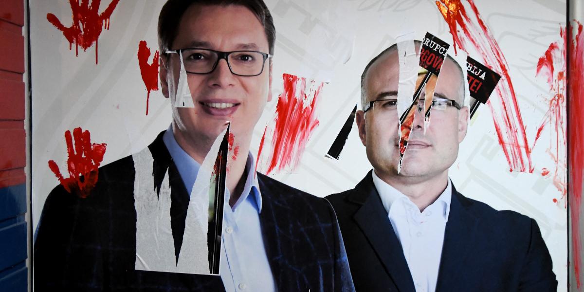 Egy tavalyi plakáton Aleksandar Vučić szerb elnök és Miloš Vučević exkormányfő, aki az újvidéki tragédia miatt mondott le