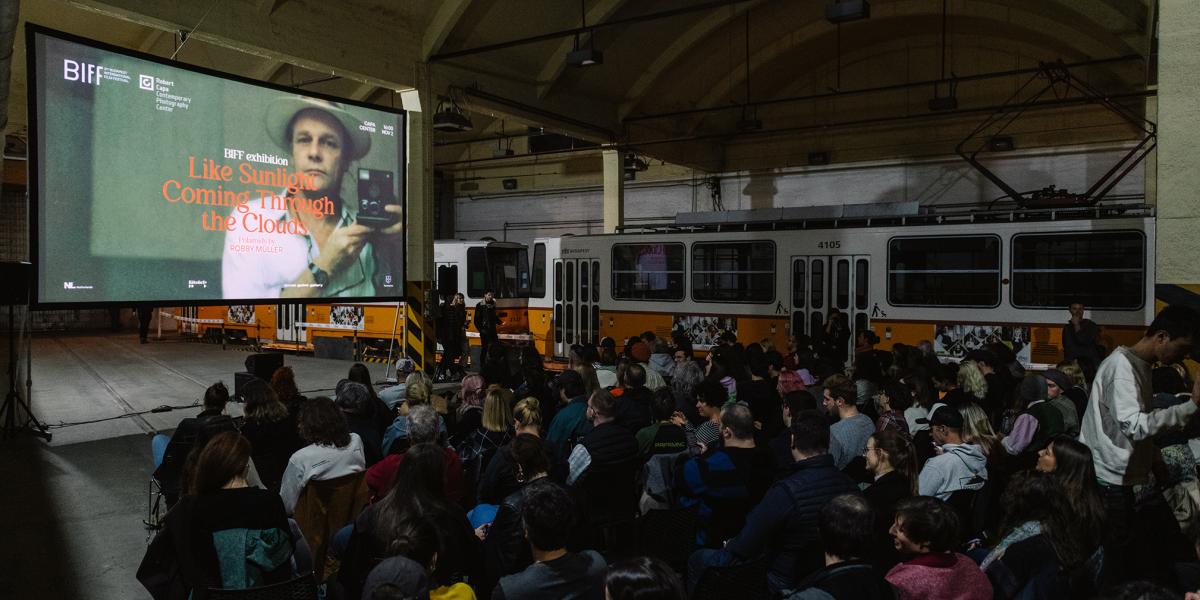 A villamost a feszültebb jeleneteknél időről időre életre keltették, külső és belső lámpáit fel-felvillantották. Először véletlennek tűnt, és a frászt hozta az emberre...
