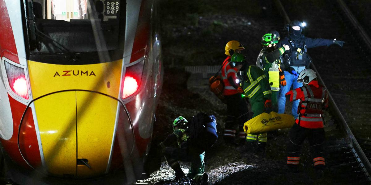 Rendőrök és a mentőszolgálat átkutatja a síneket a vonat alatt
