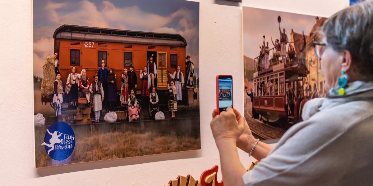  Papp Kornél fotóművész képei mellett viseletek és jelmezek is láthatók a Fonóban