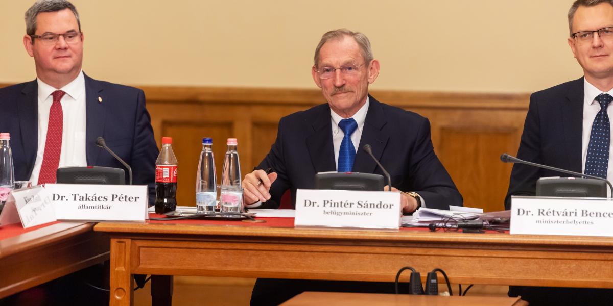Pintér Sándor 2023. november 28-án Takács Péter egészségügyi államtitkár és a parlamenti államtitkár, Rétvári Bence társaságában