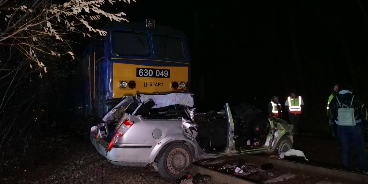 Összeroncsolódott személyautó, miután összeütközött egy intercity vonattal Szentmártonkátán