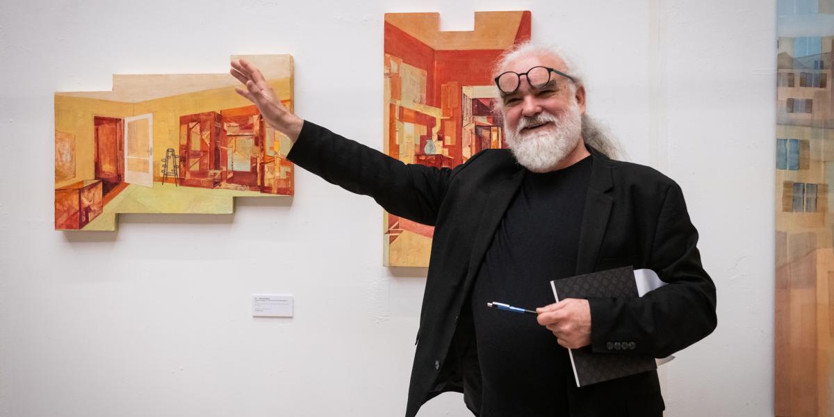 A sajtóbejáráson Szurcsik József festőművész, az MKE docense ismertette a műveket