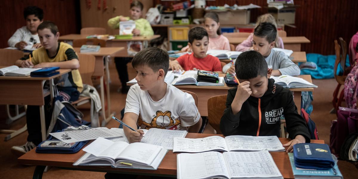 Sok településen csak egyetlen iskola létezik. Ott az iskola nem szegregál, hanem maga a település a szegregátum