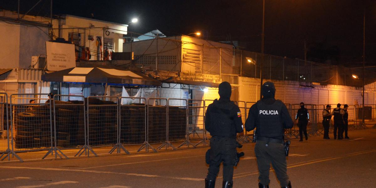 Rendőrök az ecuadori Machalában található börtön bejáratánál 2025. november 9-én
