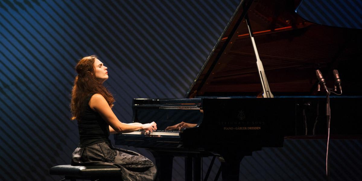 Anna Vinnitskaya játékát a technikai tökéletesség, mély zenei érzékenység és karakteres egyéni hang jellemzi