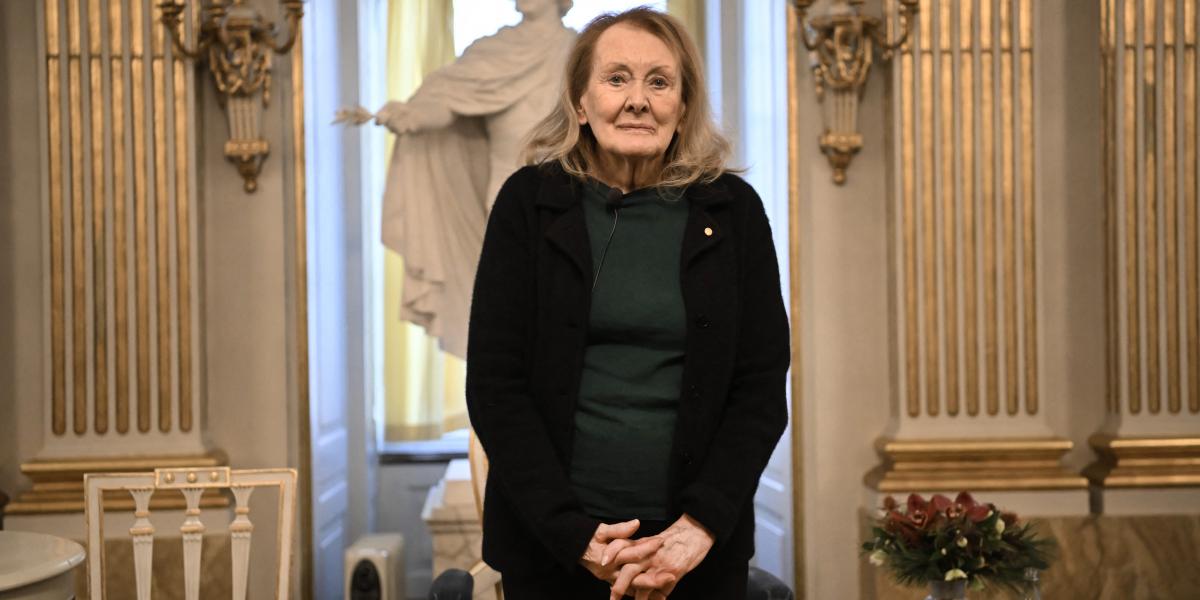 Ernaux főhősének csak az teszi elviselhetővé a nevelődés lélektelen körülményeit, hogy semmilyen összehasonlítási alapja sincs: számára a világ ilyen