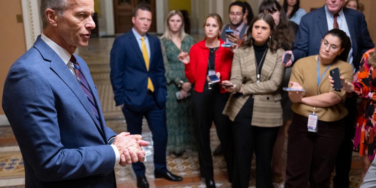 John Thune szenátusi republikánus frakcióvezető és az újságírók