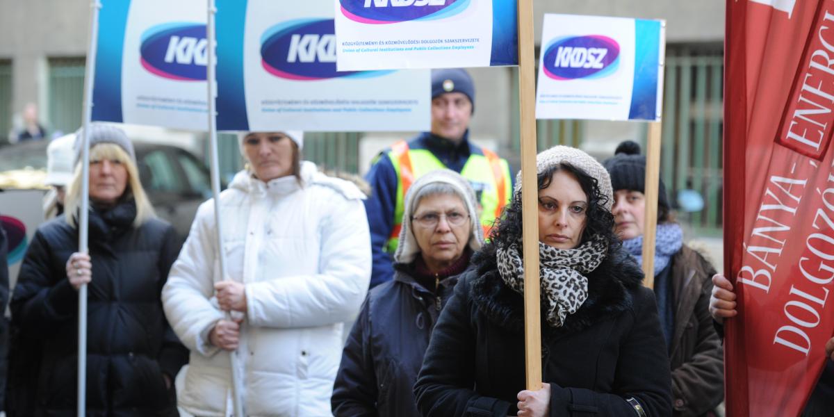 A Közgyűjteményi és Közművelődési Dolgozók Szakszervezete (KKDSZ) sajtótájékoztatót tart az Emberi Erőforrások Minisztériumának Kultúráért Felelős Államtitkársága előtt 2018. január 22-én. 