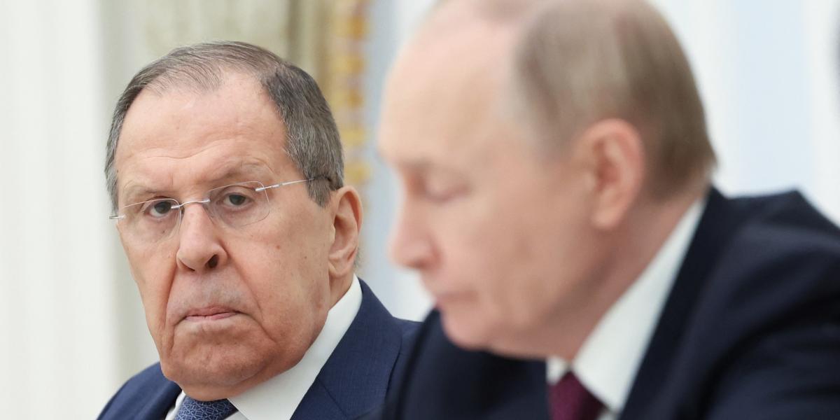 Szergej Lavrov azon kevesek egyike, akik évtizedek óta Vlagyimir Putyin bizalmi emberei. 2004 óta Oroszország külügyminisztere. Kegyvesztettségéről szóló hírek meglepőek, de nem hihetetlenek, hiszen Putyin már korábban is számos bizalmi emberéből csinált 