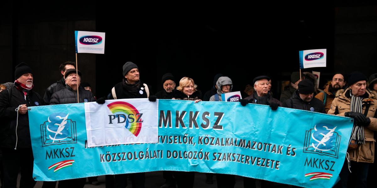 A parlamenthez vonulnak a szociális ágazat dolgozói