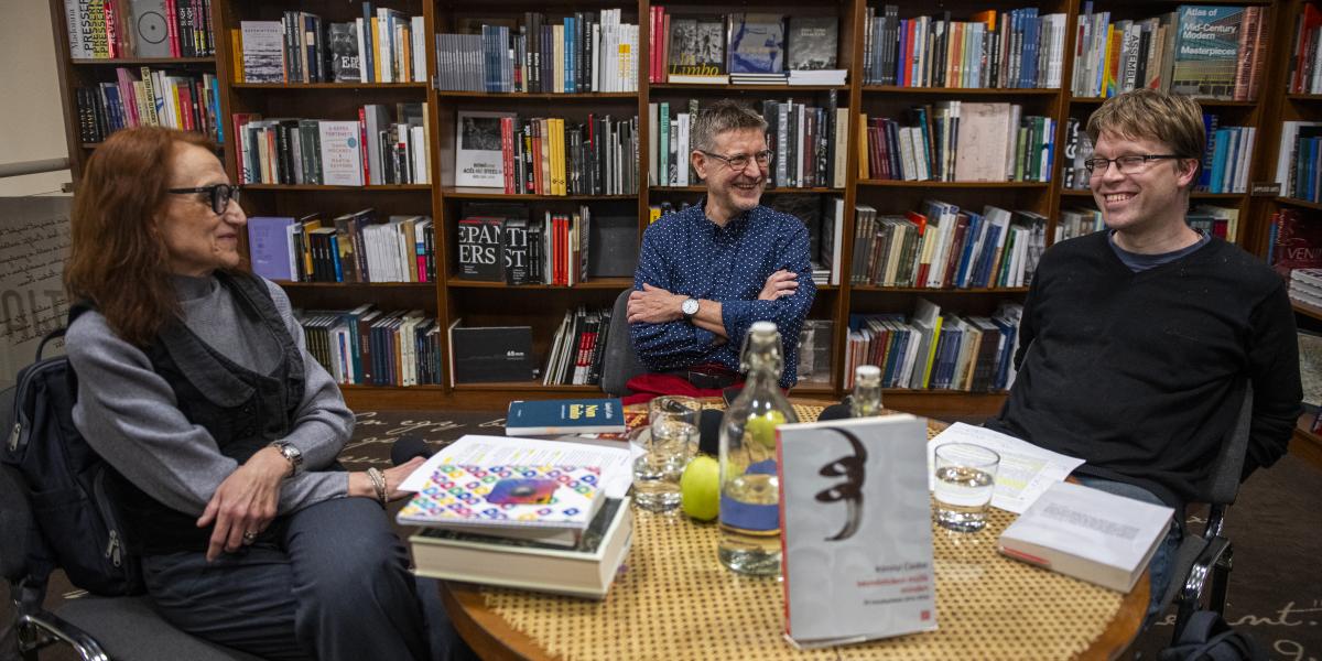 Hegedűs Claudia, Károlyi Csaba és Zelei Dávid az Írók Boltjában rendezett könyvbemutatón