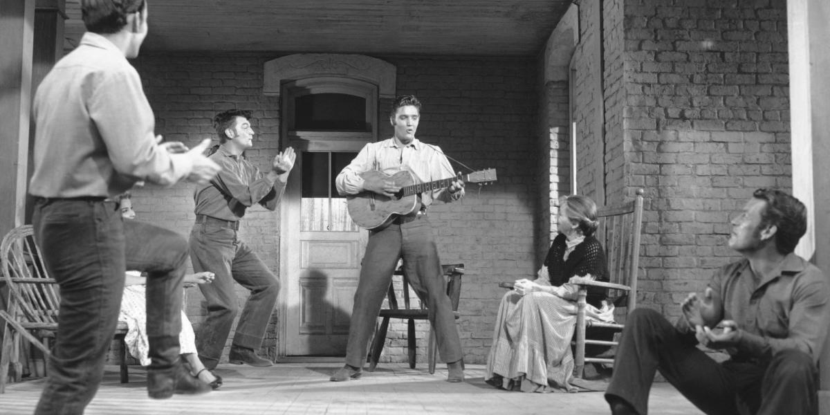 Elvis Presley a Love Me Tendert énekli az
azonos című filmben