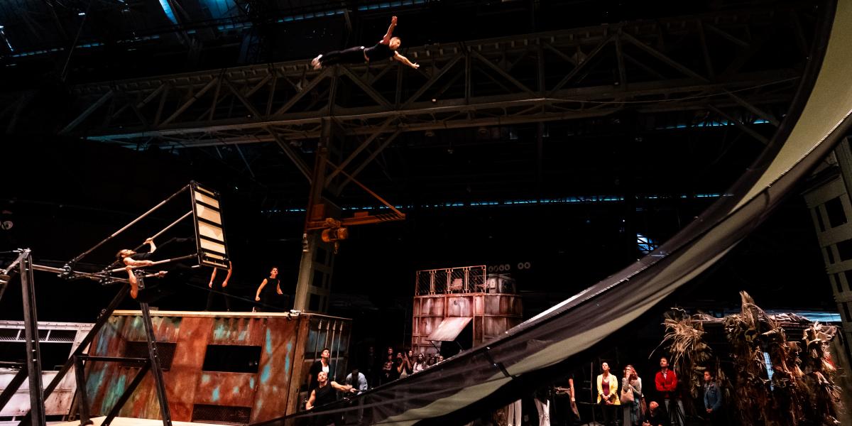 Lúdbőröztető
orosz hintaszám
a Recirquel
társulat Walk
My World című,
immerzív, vagyis
a nézők között
játszódó előadásán