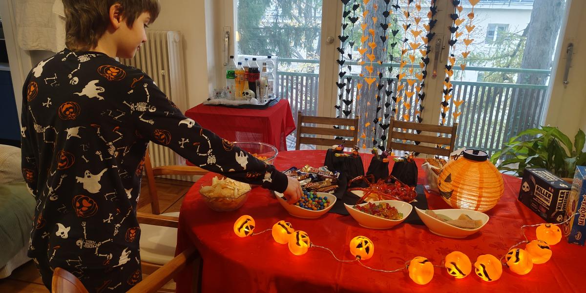 Duska a buli
előtt nem kis
munkával minden
papírtányért
fekete szalvétába
csomagolt,
és felvette a
halloweenes
pizsamáját.
Mindezt pedig
rengeteg édesség
koronázta
meg