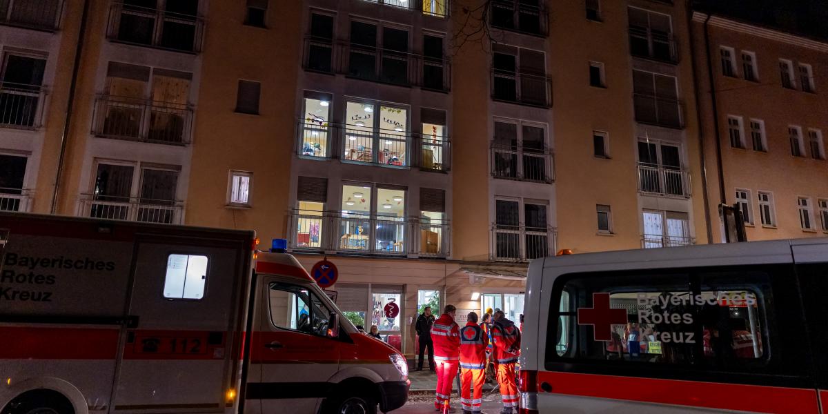 Mentősök egy idősek otthona előtt Nürnbergben, ahol egy második világháborús amerikai légibomba hatástalanítása miatt evakuálást hajtották végre