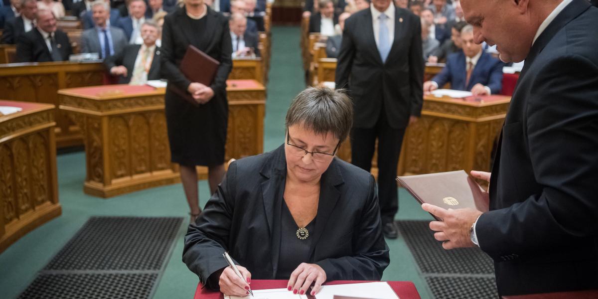 A most leköszönő Szalayné Sándor Erzsébet, az alapvető jogok biztosának a Magyarországon élő nemzetiségek jogainak védelmét ellátó megválasztott helyettese aláírja megbízólevelét 2019. november 4-én 