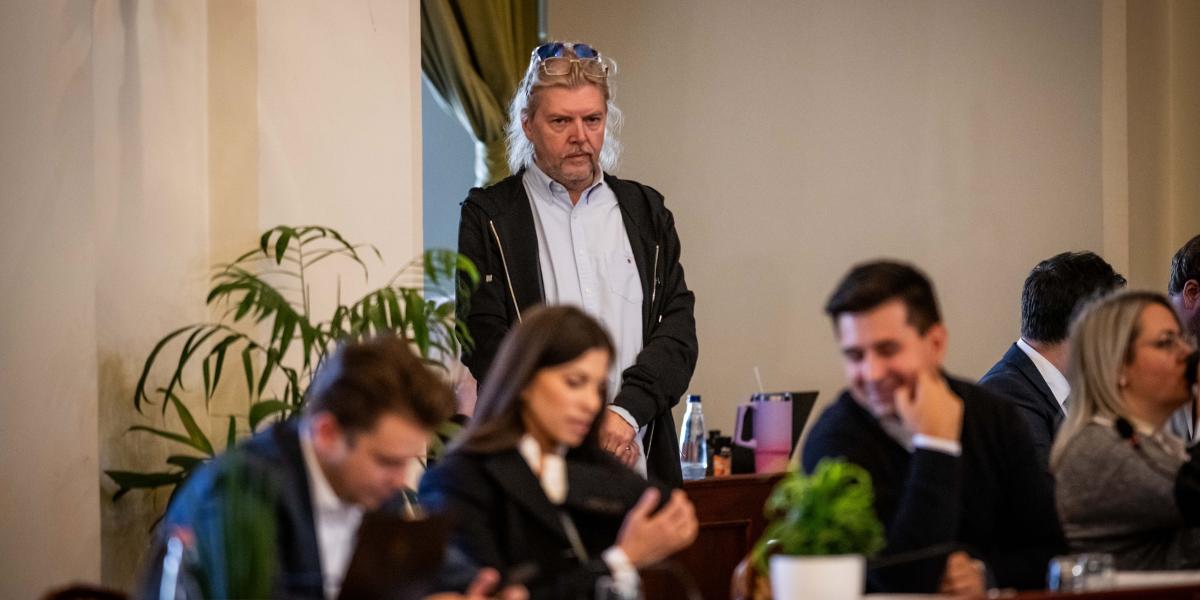 Gerendai Károly a Fidesz frakció sorai mögött a fővárosi közgyűlés október 29-ei ülésén