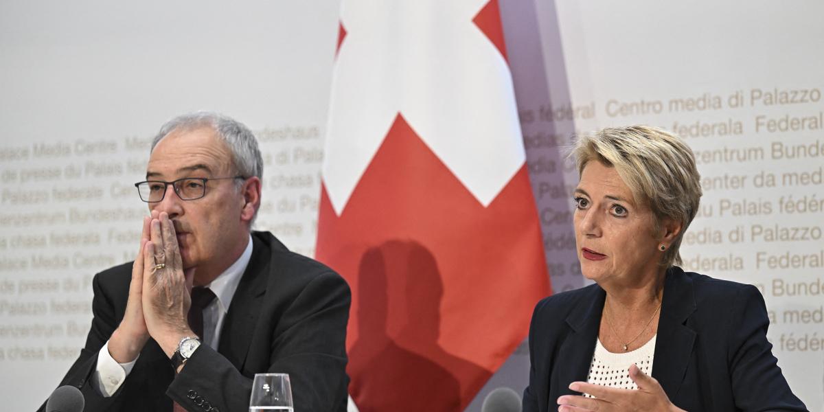 Karin Keller-Sutter elnök (J) és Guy Parmelin gazdasági miniszter. Svájc egyelőre egy jogilag nem kötelező érvényű ígéretet kapott Washingtontól