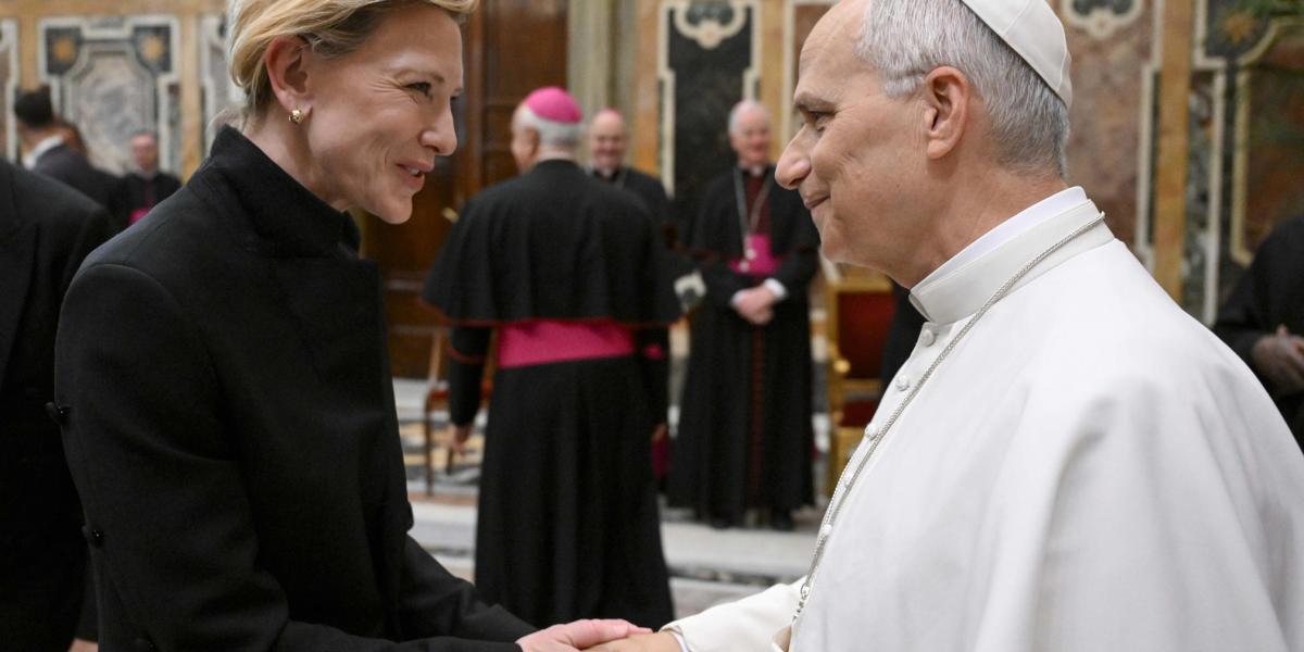 Cate Blanchett fonott karkötőt adott át a menekültek nevében