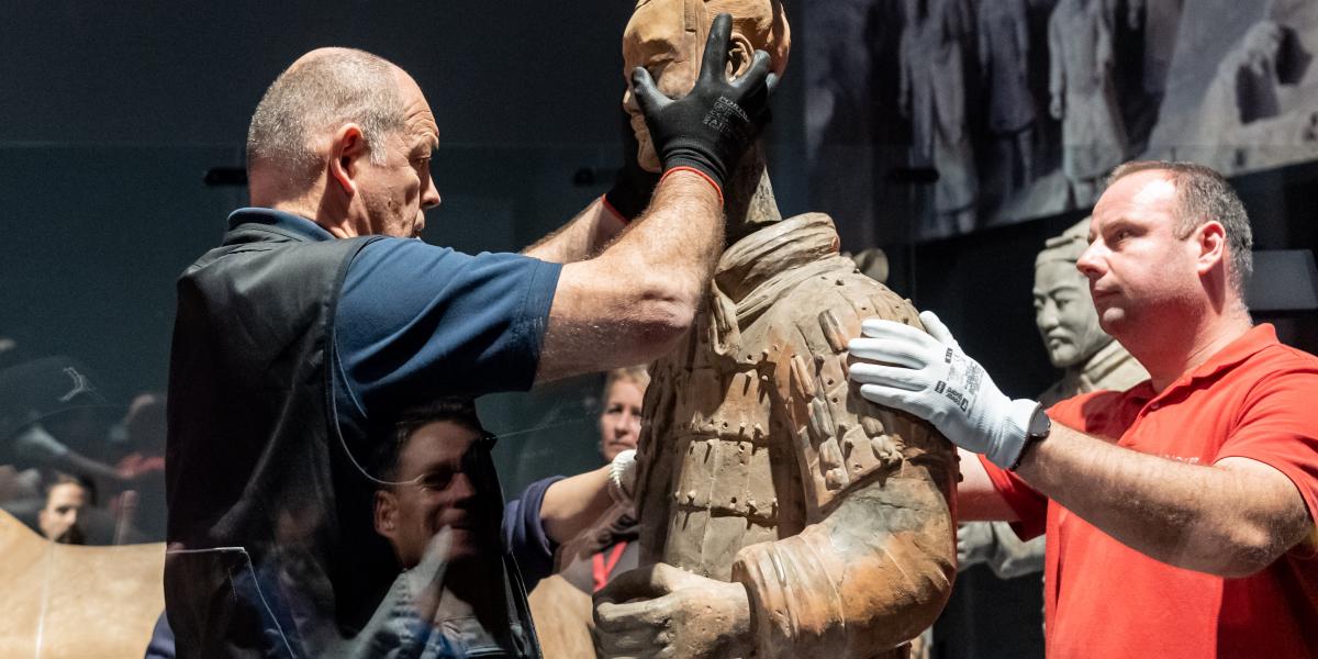 A gondos védőborítás eltávolítása után egy katonai középvezető alakja bukkant elő – végül a helyére került a feje