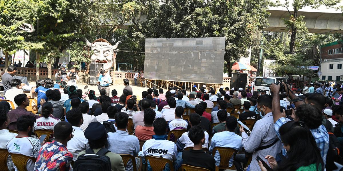 Sokan szabadtéri kivetítőn követték a Sejk Haszina elleni ítélet kihirdetését