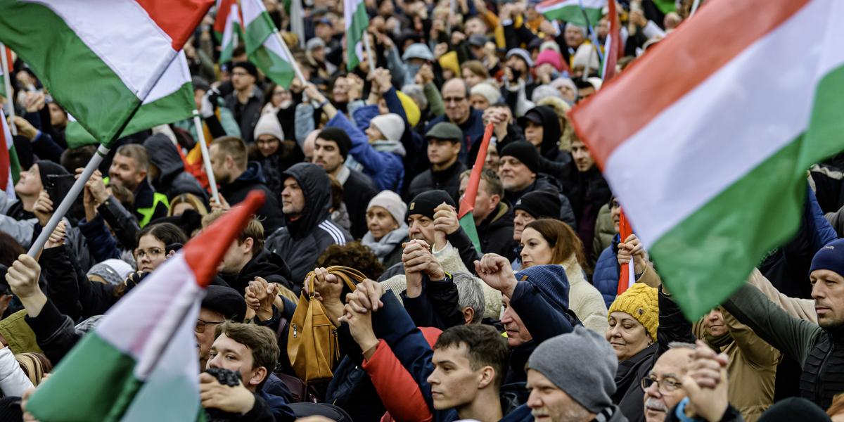 Egy a zászló, kettő a tábor. Összekapaszkodó fiatalok a Tisza Párt győri demonstrációján