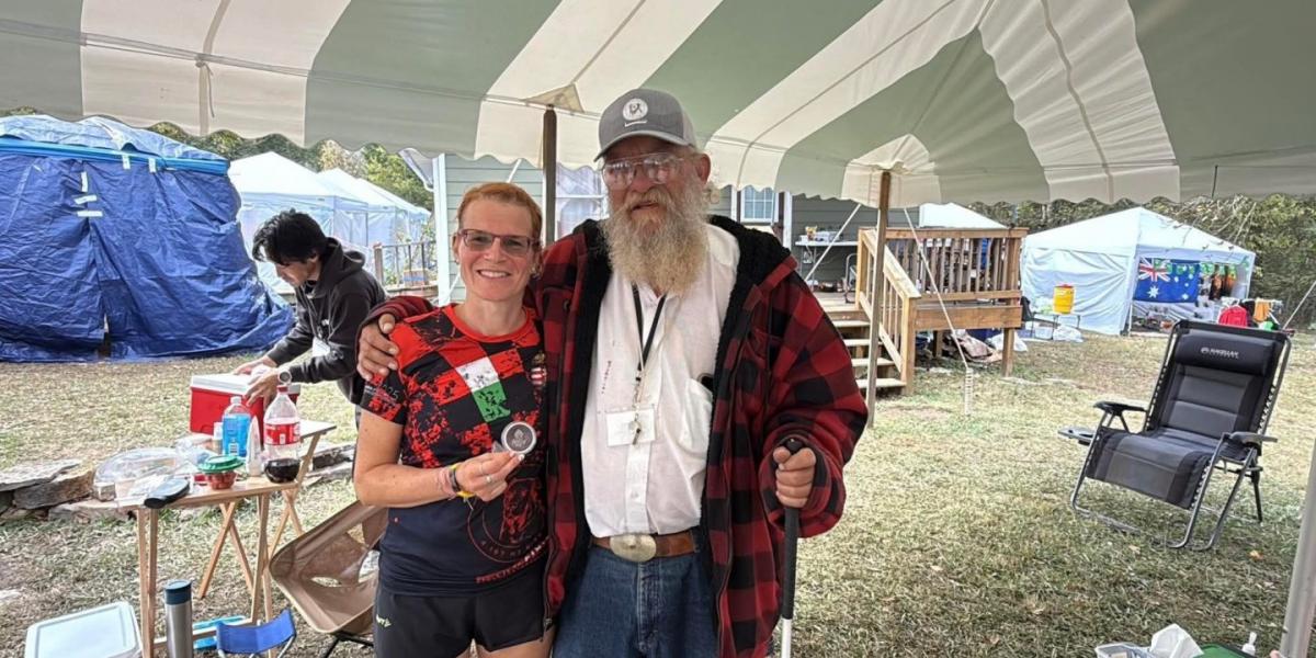 Fűrész Edit a célba érkezés után a bronzéremmel és a főszervezővel