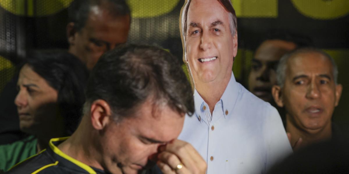 Flávio Bolsonaro szenátor szomorkodik apja karton arcmása előtt egy szombati megmozduláson