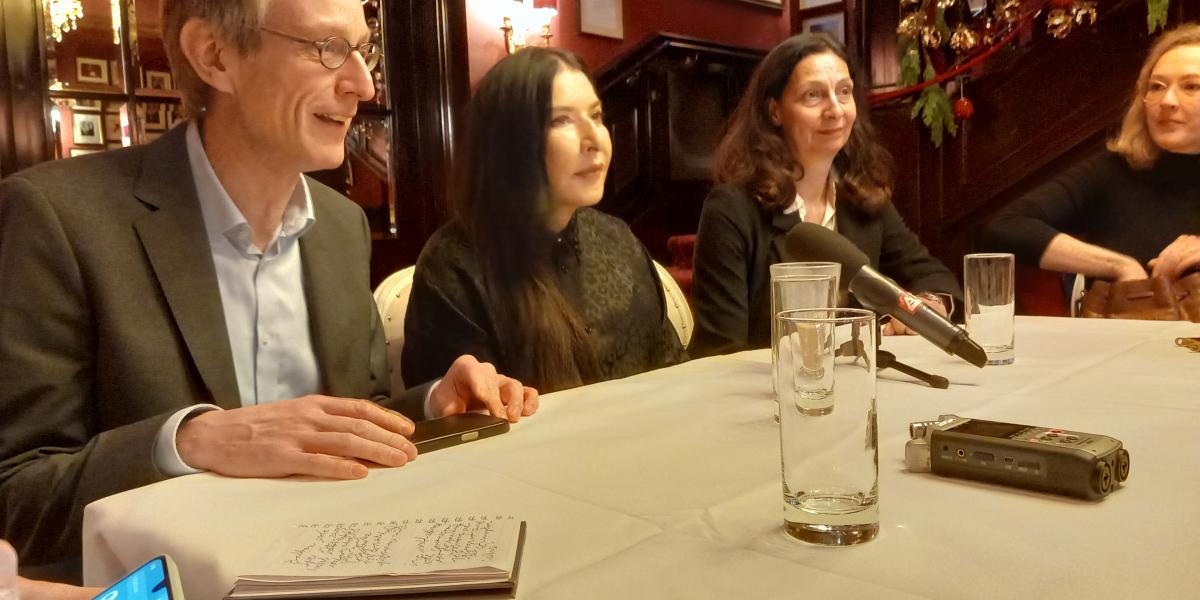 Ralph Gleis, az Albertina igazgatója, Marina Abramović performance-­művész és Bettina M. Busse, a bécsi Abramović-kiállítás kurátora