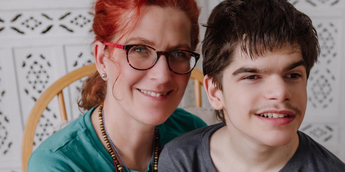 Somlai Zsuzsanna, a Völgyzugoly Alapítvány vezetője és fia, Nimród