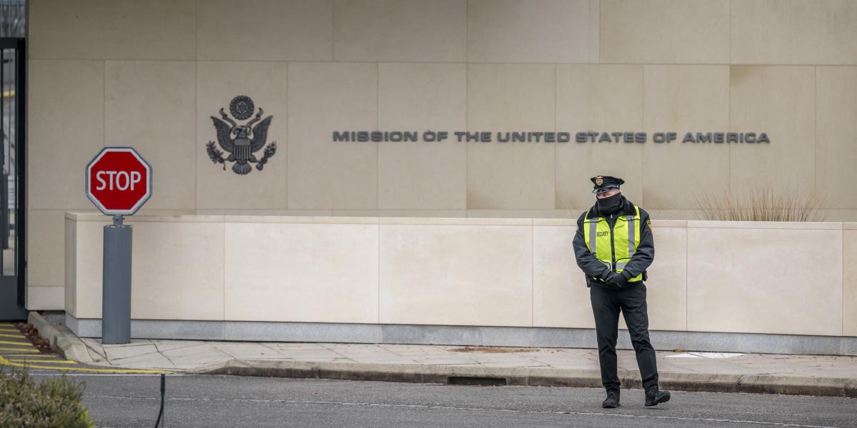 Egy amerikai biztonsági tiszt őrködik az amerikai békemegállapodásról folytatott tárgyalások közben.