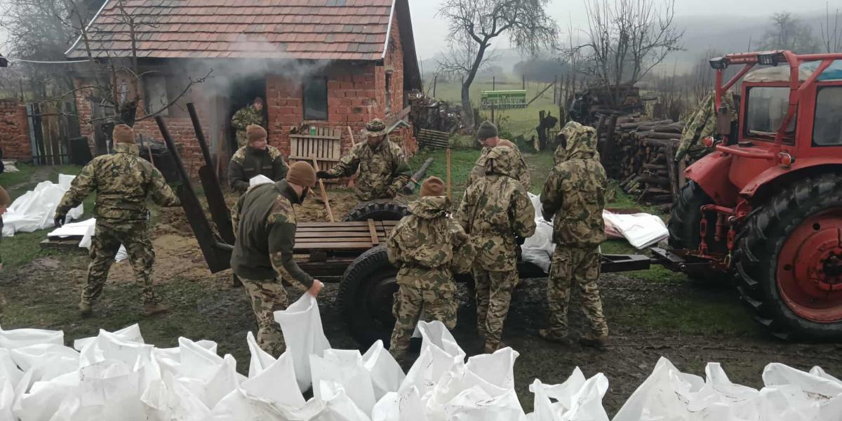 Árvízvédelmi munkálatok Ipolytarnócon november 26-án 