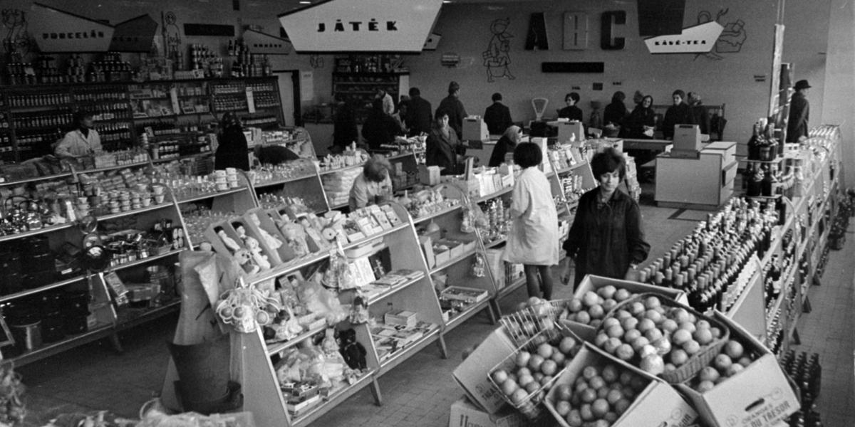 A pártvezetés eleinte elutasította az életszínvonal visszafogását, az alapvető fogyasztási cikkek árának emelését