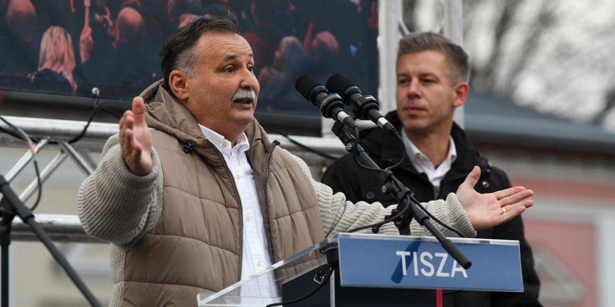 Gajdos László és Magyar Péter a Tisza Párt nagygyűlésén Nyíregyházán november 29-én 