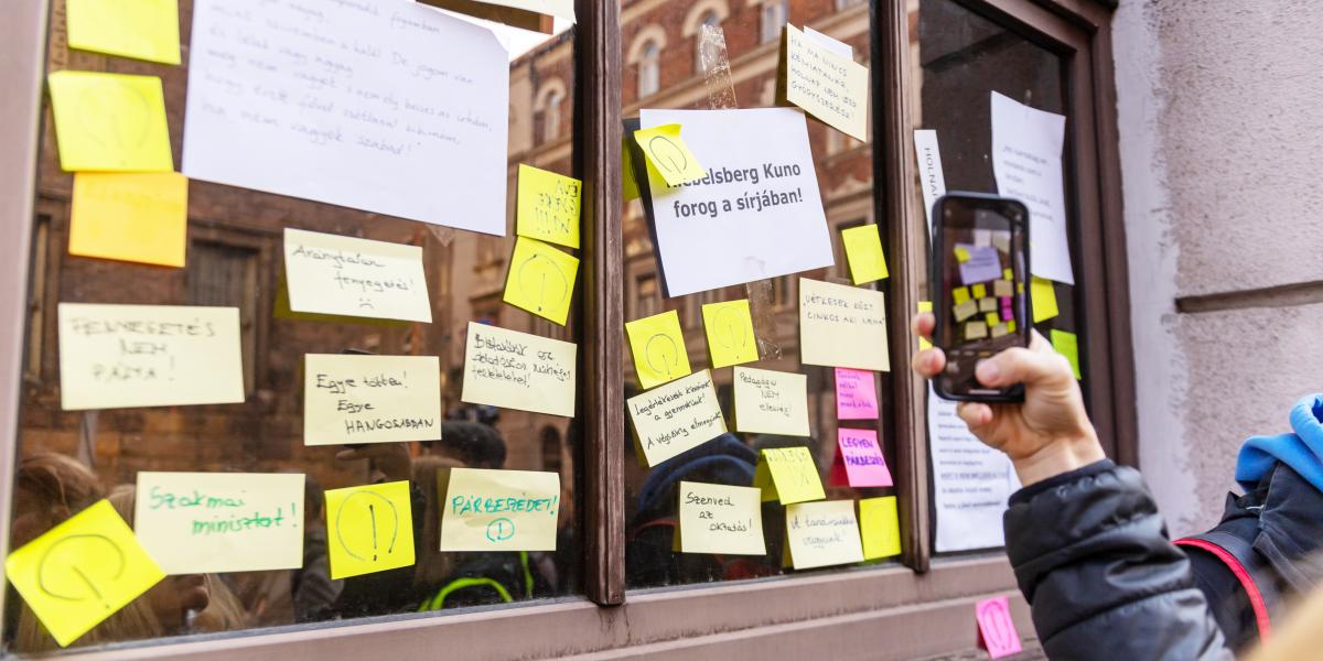 Korábban a tanárokért tüntettek a tankerületeknél – az intézmények azóta adósságokat halmoztak fel