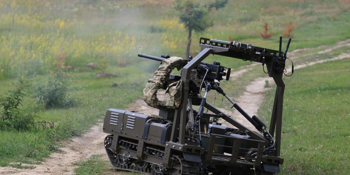 Egy mesterséges intelligencia (MI) vezérelte ukrán DevDroid drón, amely képes egy géppuskával hetekig tartani harcállását
