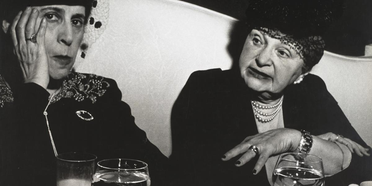 Két hölgy egy New York-i divatbemutatón 1948-ban