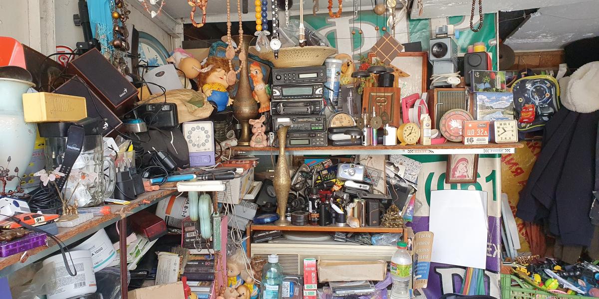 Az életünket megszámlálhatatlan személyes és közömbös tárgy kíséri. Ahova megyünk, oda jönnek ők is 