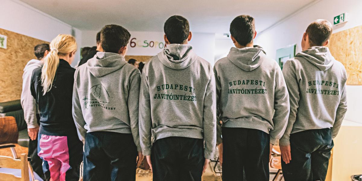 Vigyázzállás. A környezet steril, érzelmeknek nincs helye