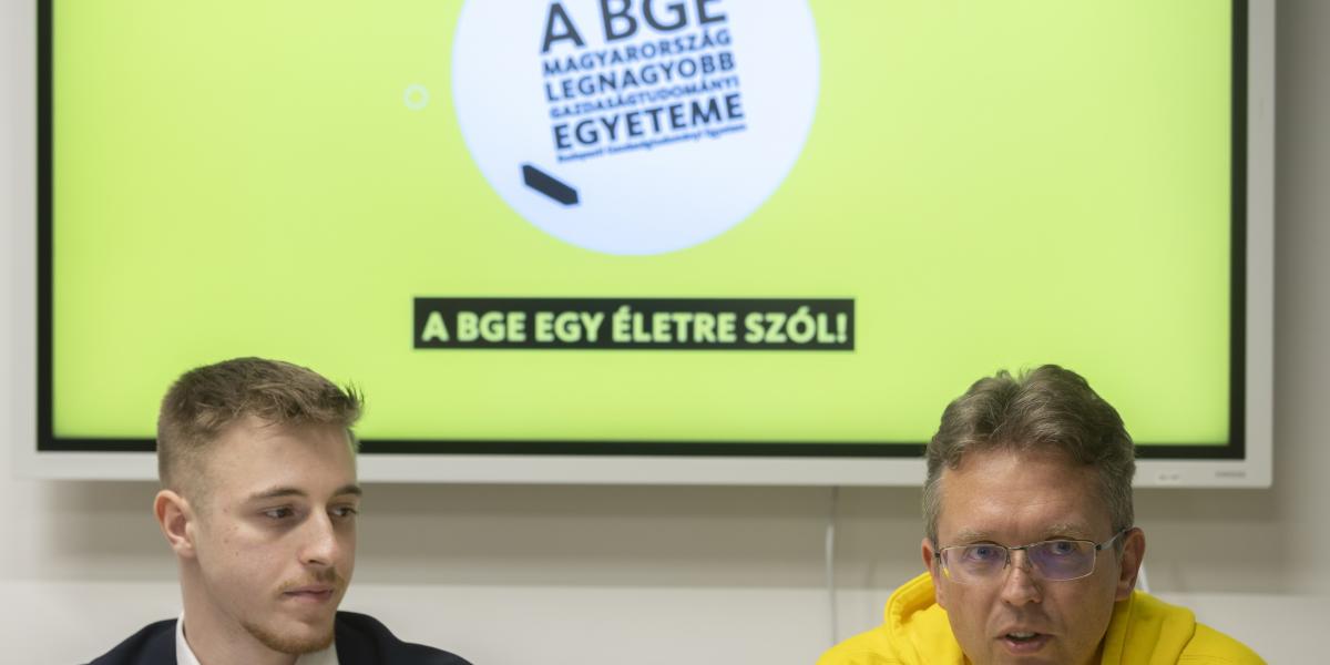 Hankó Balázs a Kérdezd a minisztert! elnevezésű hallgatói fórumot követő sajtótájékoztatón a Budapesti Gazdaságtudományi Egyetemen december 3-án.