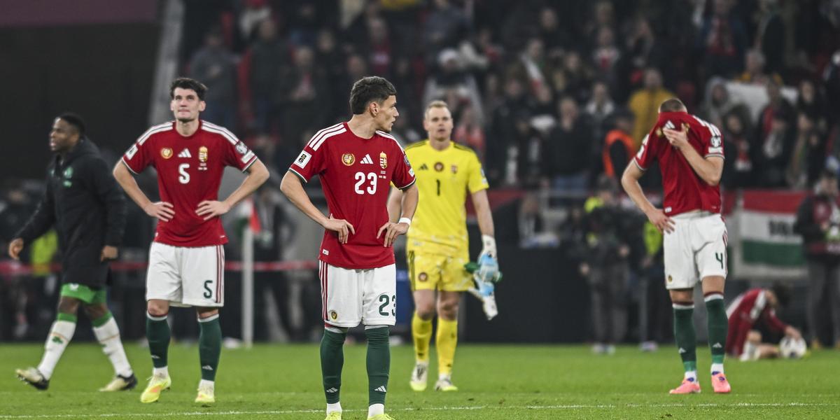 Magyar válogatott játékosok az írek ellen elveszített vb-selejtező után. 1986 óta nem szerepelt vb-n a magyar együttes